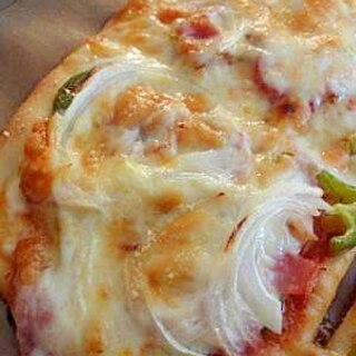 ベーコン・スライスオニオン・野菜のチーズピザ♪